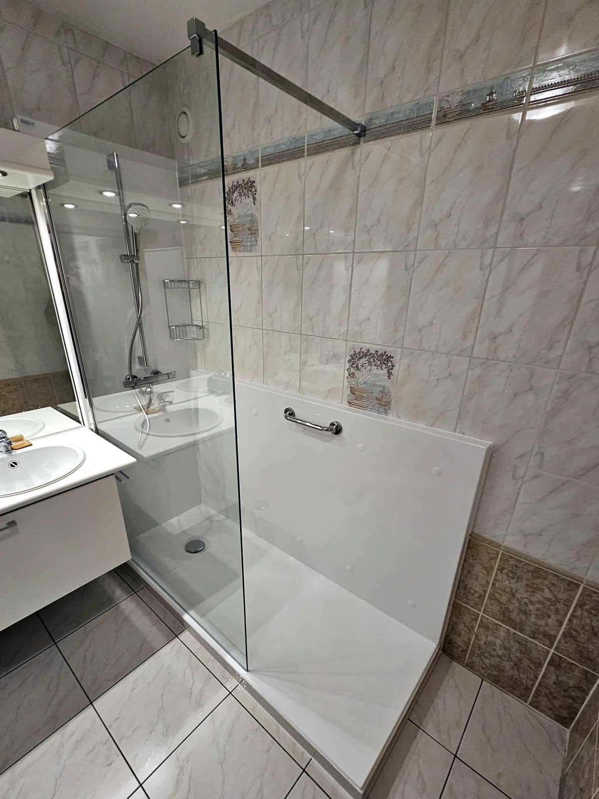 Shower with wall panels
